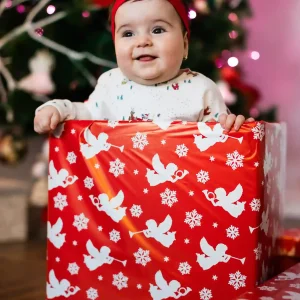 Bebé feliz dentro de regalo simbolizando el regalo de tiempo