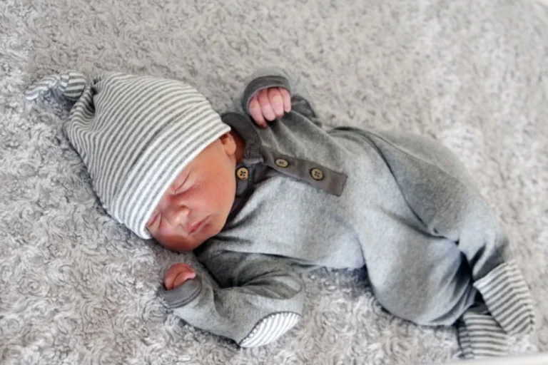 Recién nacido con gorro durmiendo