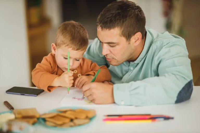 Padre ayudando a su hijo a dibujar