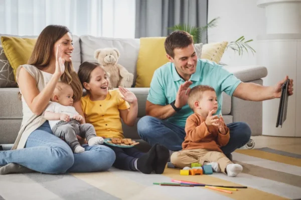 Familia con dos niños jugando en casa