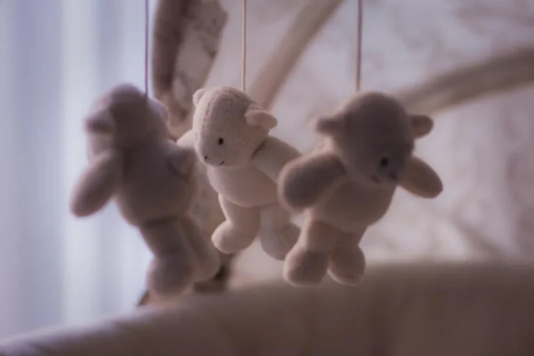 Móvil de peluches sobre una cuna