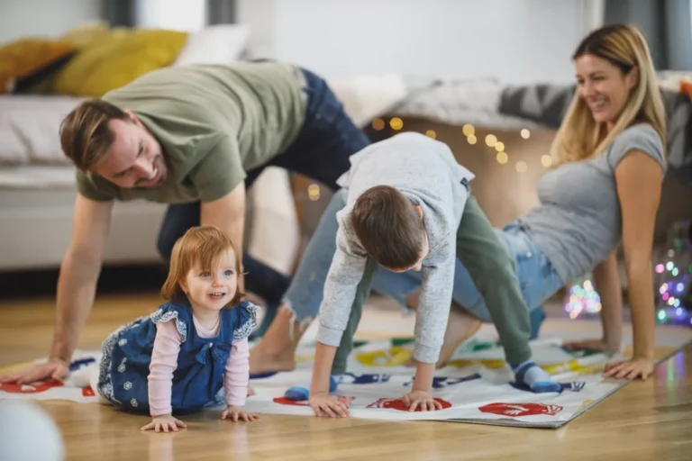 Padres jugando con sus hijos en casa