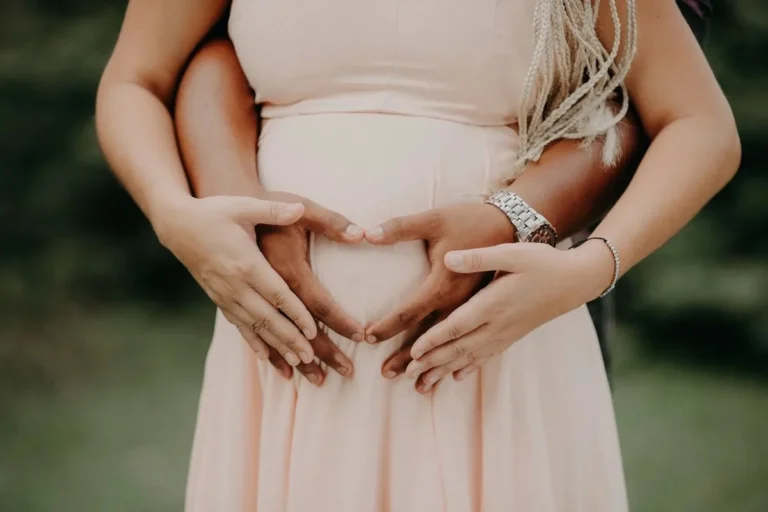 Pareja con las manos sobre la barriga de embarazada
