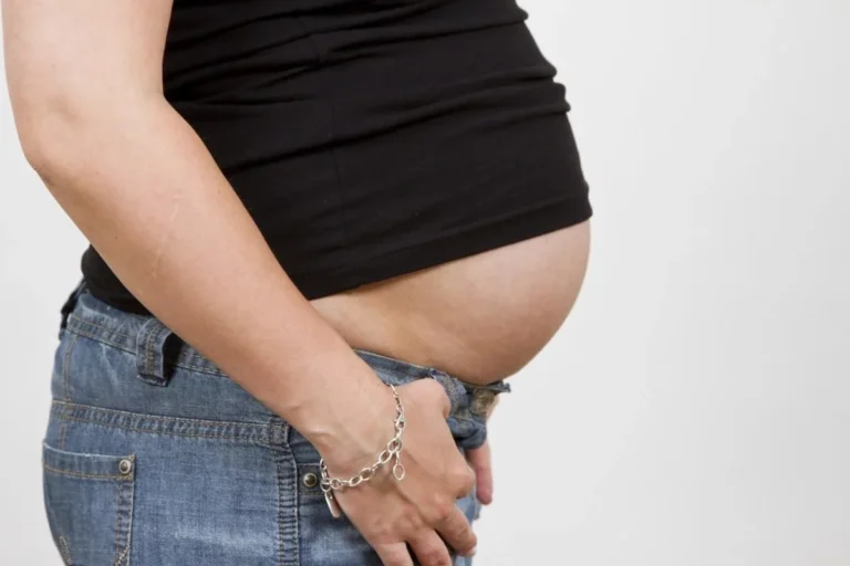 Mujer embarazada con las manos en la barriga
